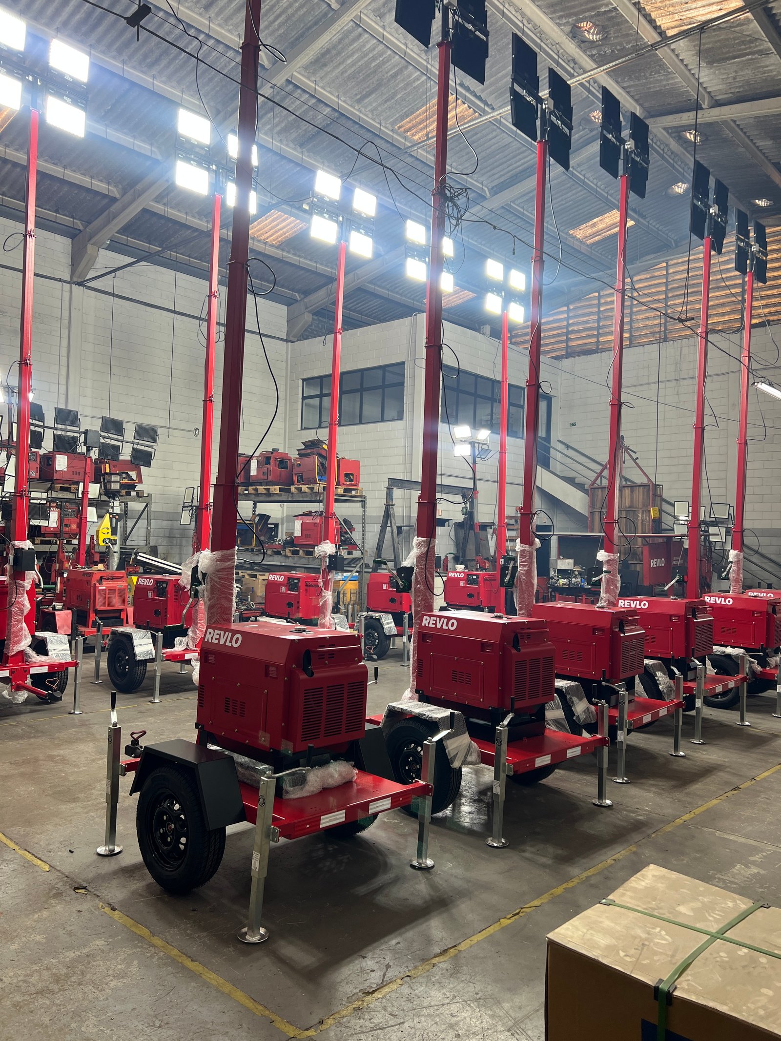 Fábrica da Revlo — torres de iluminação em produção